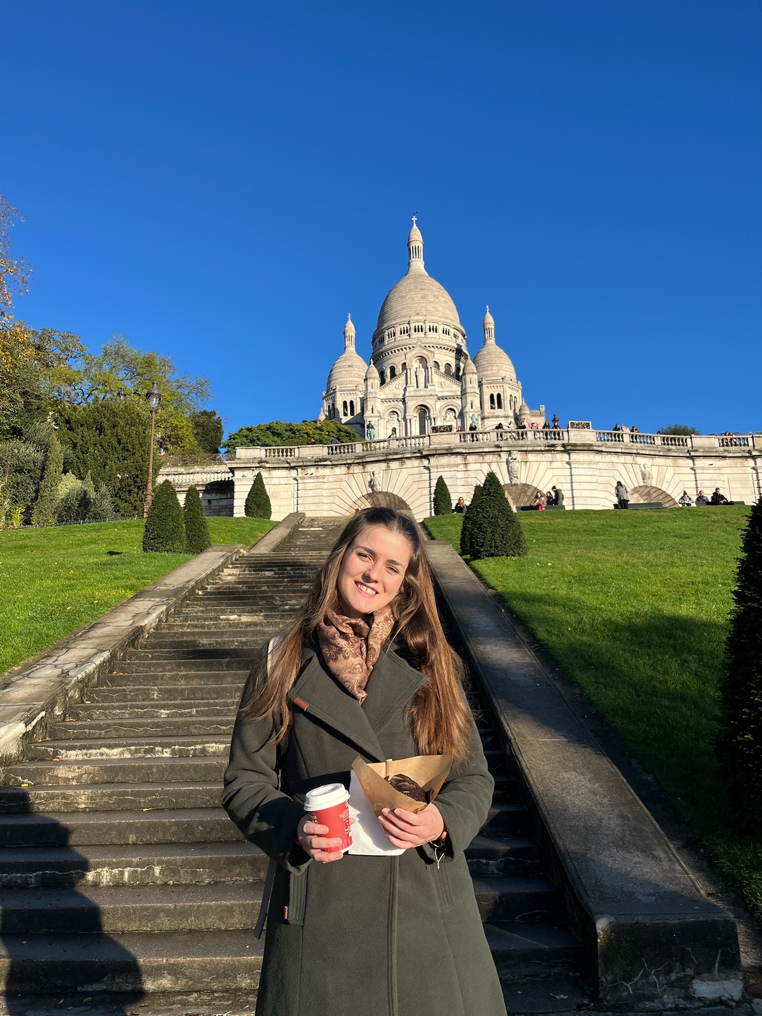 Junge Frau vor der Basilika Sacré-Cœur in Paris