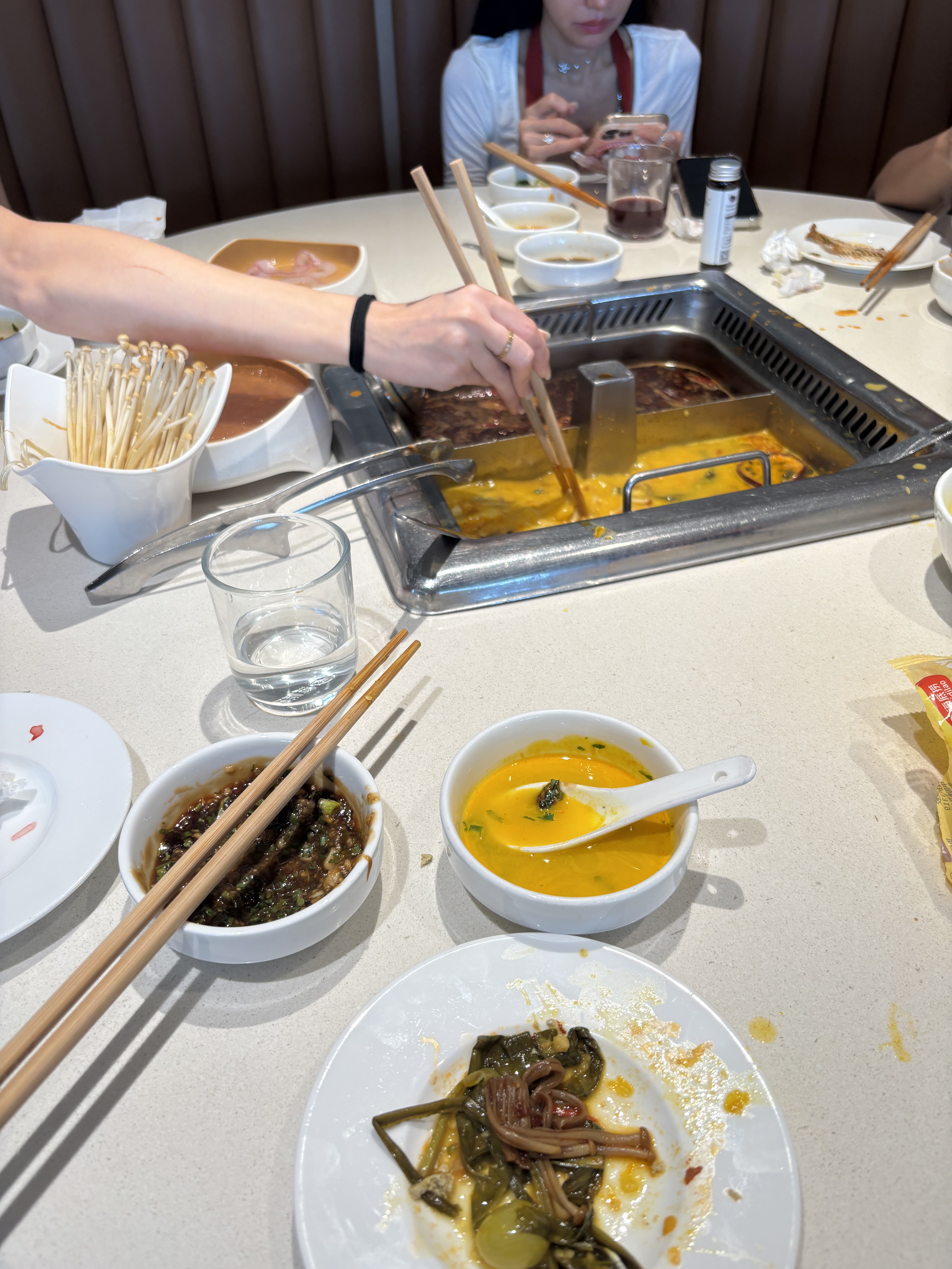 Hotpot mit 2 verschiedenen Soßen