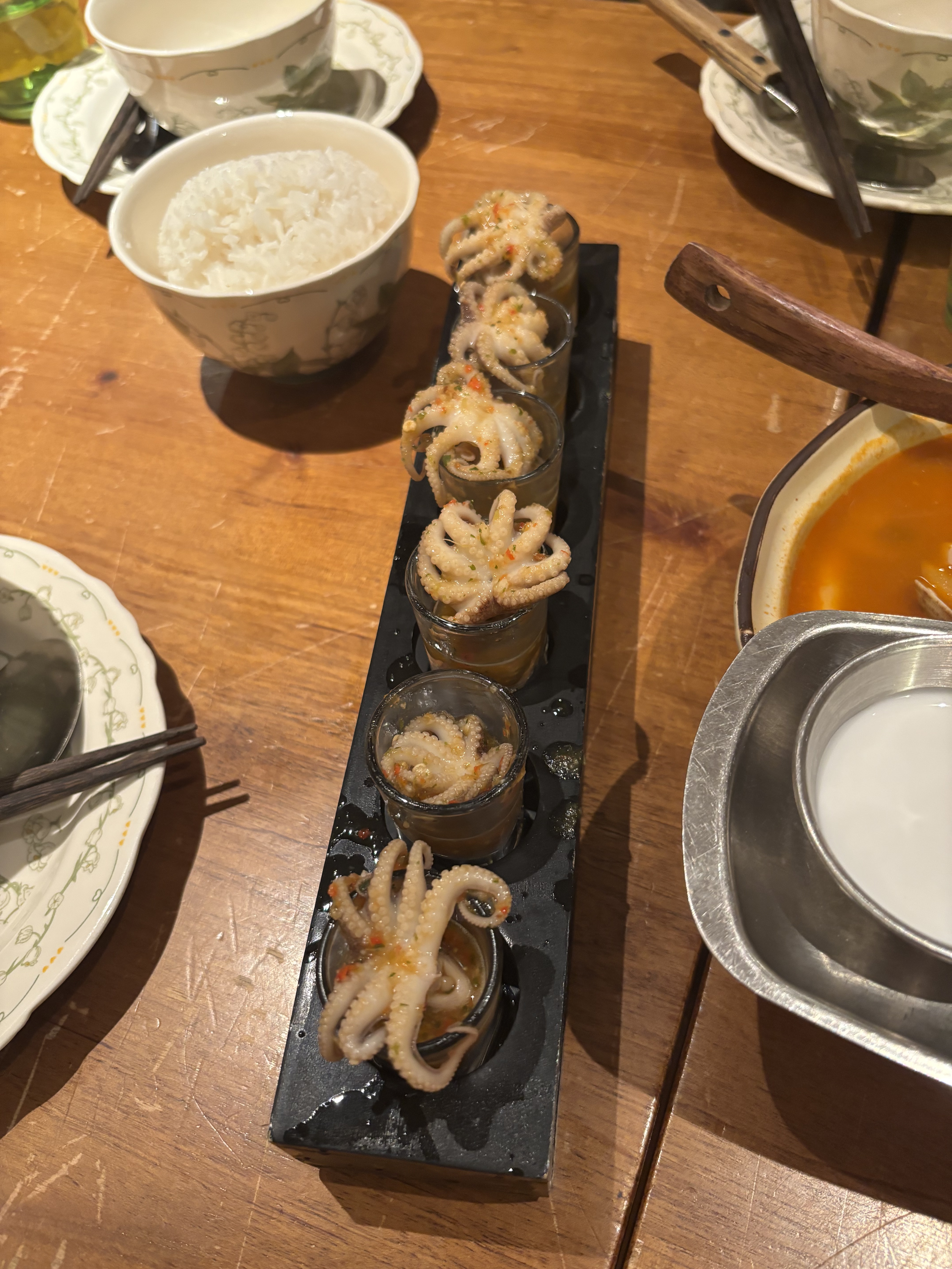 Tintenfische mit einer sehr scharfen Soße